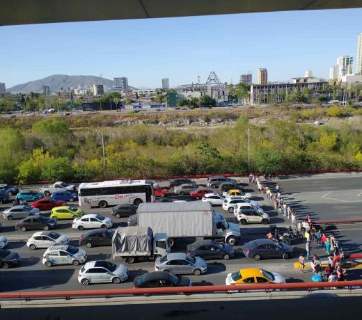 Bloquean avenida Morones Prieto en Monterrey por falta de energía eléctrica. Foto: Especial