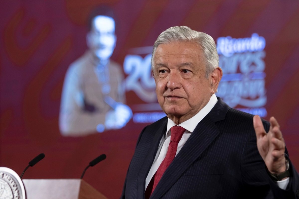 No nos vamos a doblar ni con su cochino dinero, advierte AMLO a cabilderos