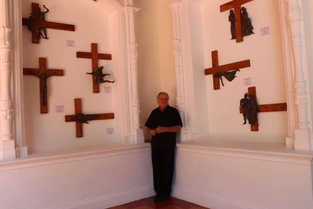 El artista con algunas piezas de la muestra (Cortesía)