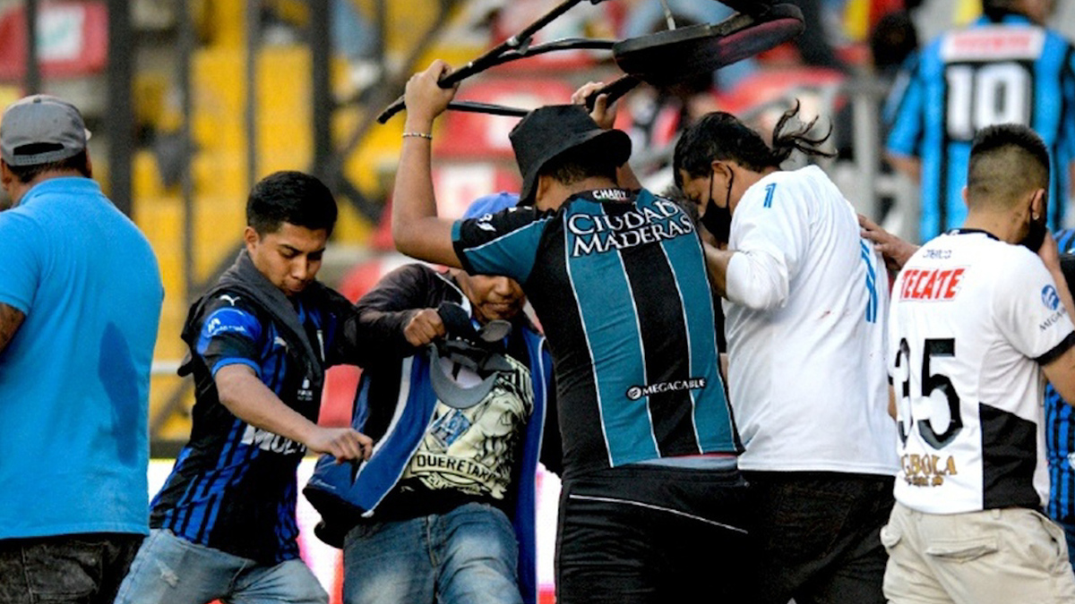 Giran 20 órdenes de aprehensión más contra hinchas de Gallos Blancos