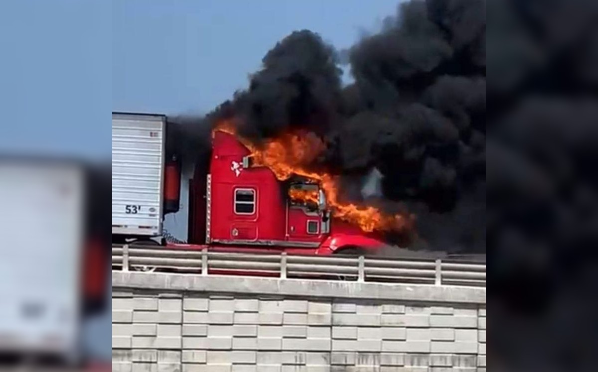 Incendian tráileres durante bloqueo en puente internacional Reynosa-Pharr. (Especial)