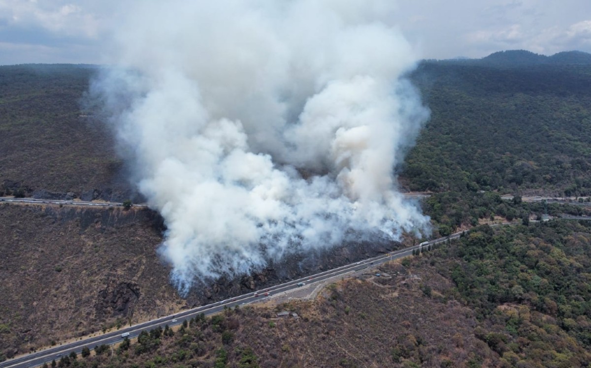 Incendio en la autopista México-Cuernavaca provoca caos vial en salida de CdMx. | Twitter