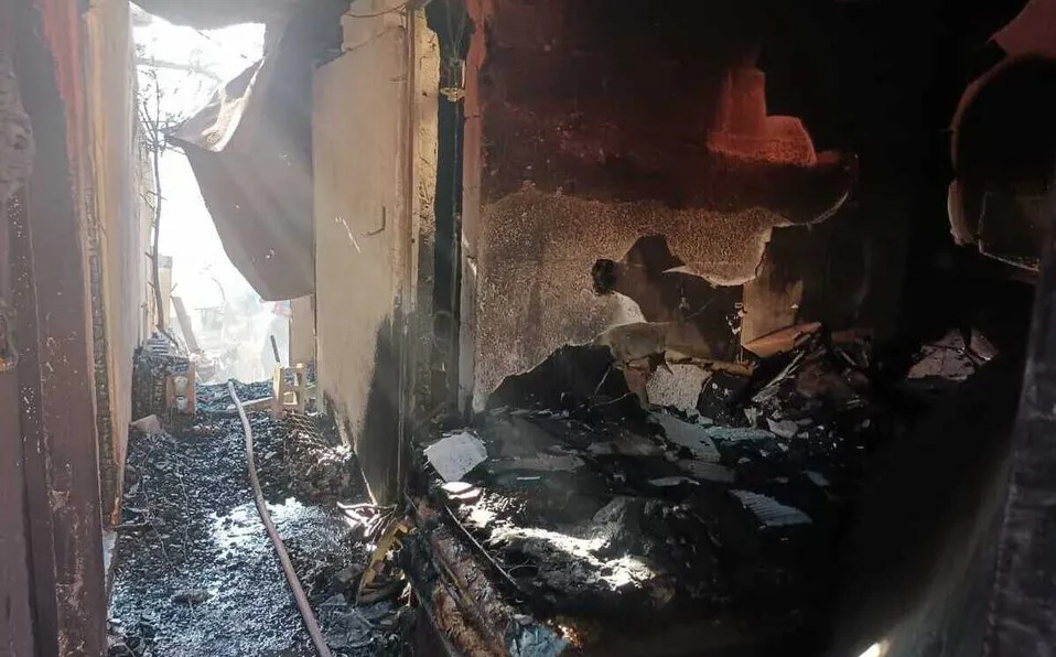 Incendio consume un vehículo y tres viviendas en Guadalupe. Foto: Cynthia Pardo