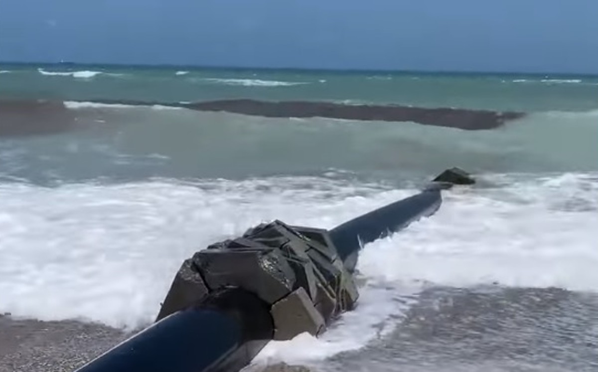 Reportan derrame de sustancia desconocida en playa de Altamira