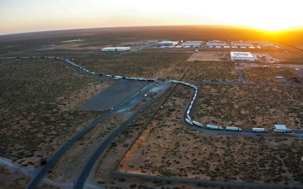 La revisión de los camiones ordenado por Texas ha generado demoras en camioneros. (AP)