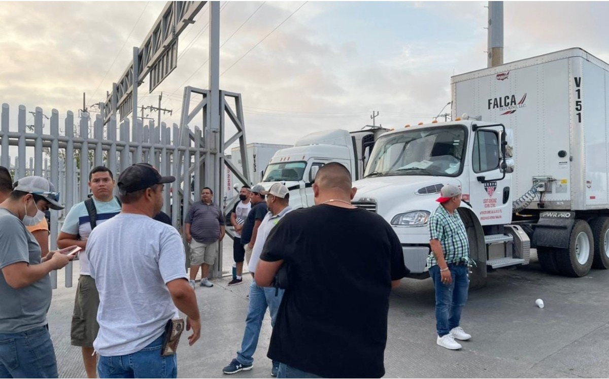 Transportistas en puente internacional Reynosa-Phar