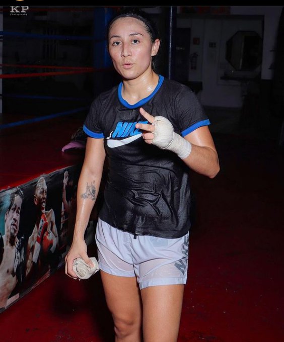 Yesenia Gómez está la recta final de su preparación para enfrentar a Kim Clavel (Twitter @Agencia2punto8)