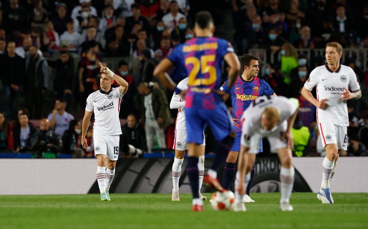 Eintracht Frankfurt se impone al Barcelona y lo elimina de la Europa League (Reuters)
