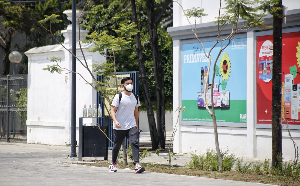 Un estudiante camina en el área de la salud de la BUAP | Andrés Lobato