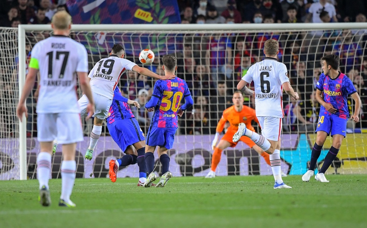 El golazo de Santos Borré en el Barcelona vs Eintracht Frankfurt: VIDEO (AFP)