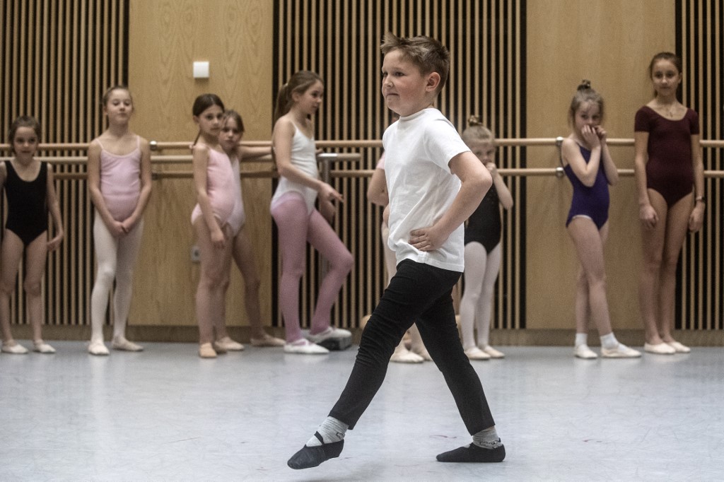 Muchos niños y niñas en Ucrania suelen practicar el ballet con naturalidad. (AFP)