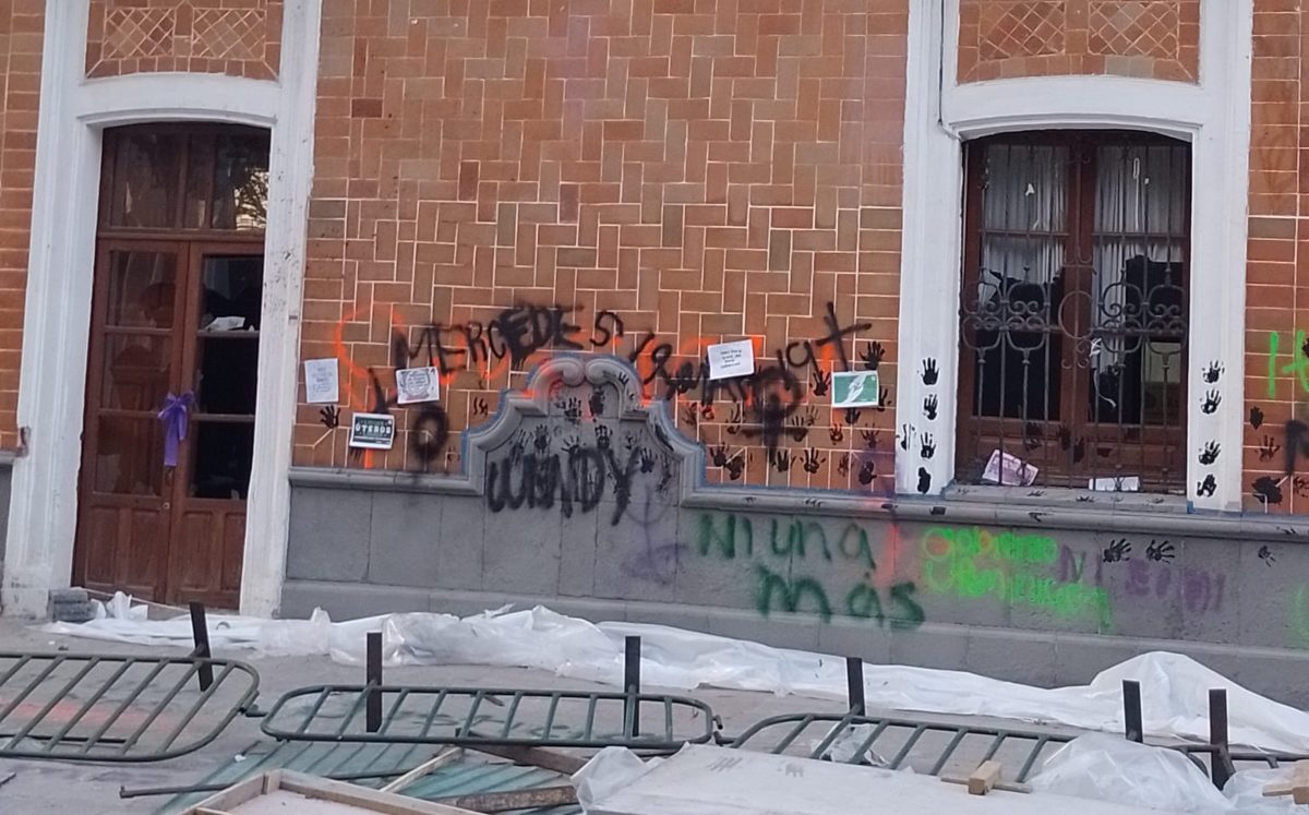 Pintas hechas por feministas en Palacio de Gobierno fueron borradas en tiempo récord: INAH | Especial