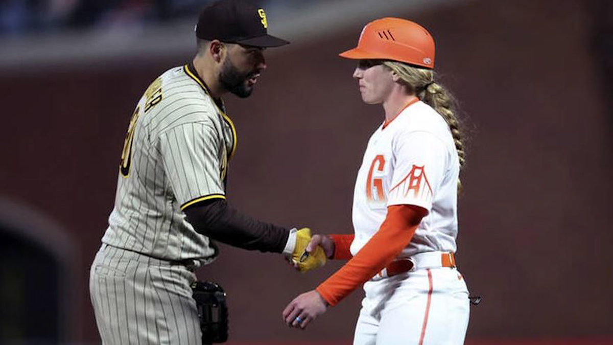 ¡ROMPE BARRERAS! Alyssa Nakken, primera coach en un juego oficial