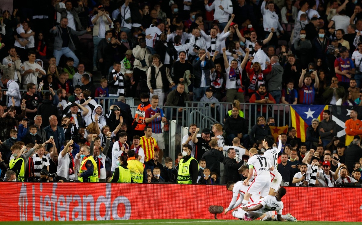 "Siento vergüenza": Laporta tras presencia masiva de aficionados del Eintracht Frankfurt (Reuters)