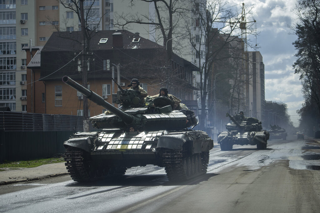 Tanques ucranianos pasan por una calle en Irpín, a las afueras de Kiev. (fOTO: AP/Evgeniy Maloletka)
