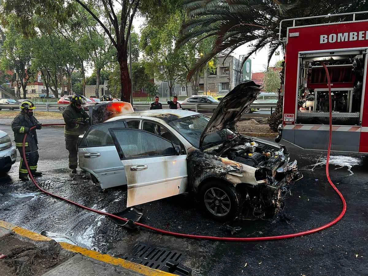 Un auto fue incendiado en calles de la colonia Buenos Aires, alcaldía Cuauhtémoc | Ramón Ramírez