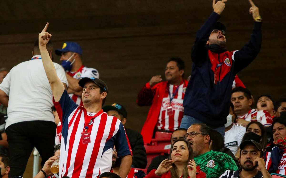 Barristas de Chivas fueron a encarar al equipo pero llegaron 25 minutos tarde (Imago7)