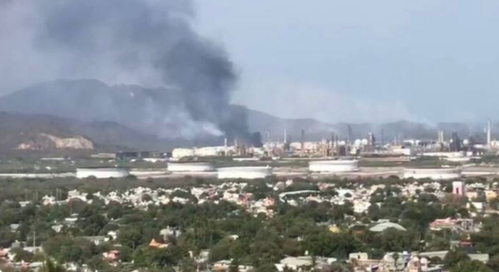 Columna de humo proveniente de la refinería de Salina Cruz, en Oaxaca. (Especial)