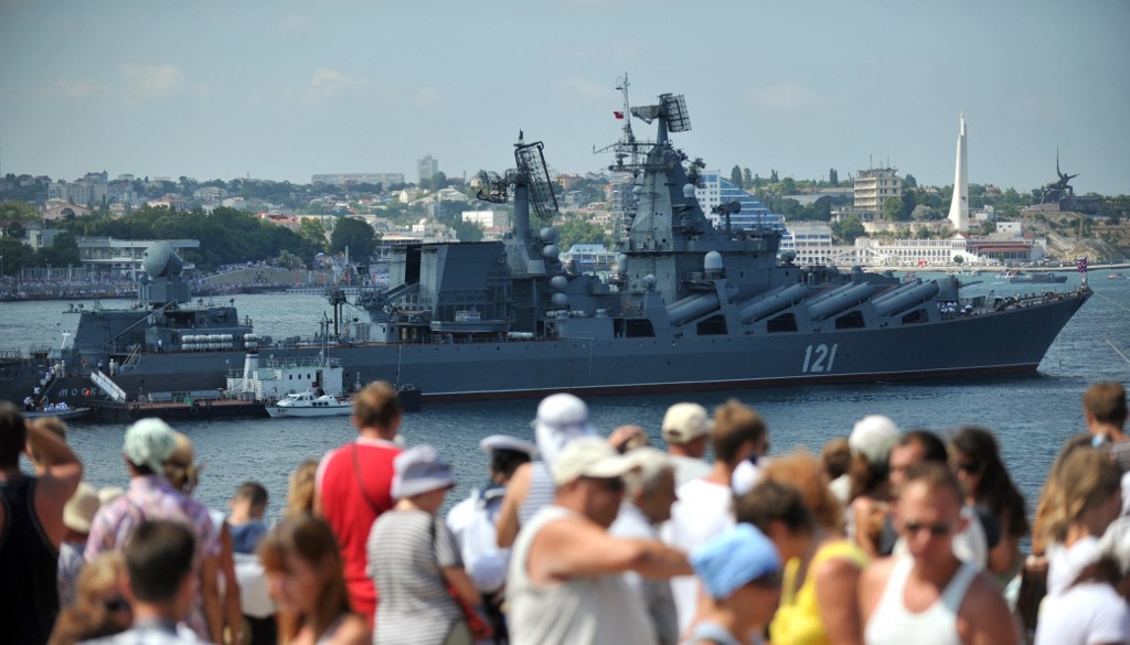 El hundimiento del Moskva fue a manos del ejército ucraniano, pero Moscú afirma que sólo se incendió. (AFP)