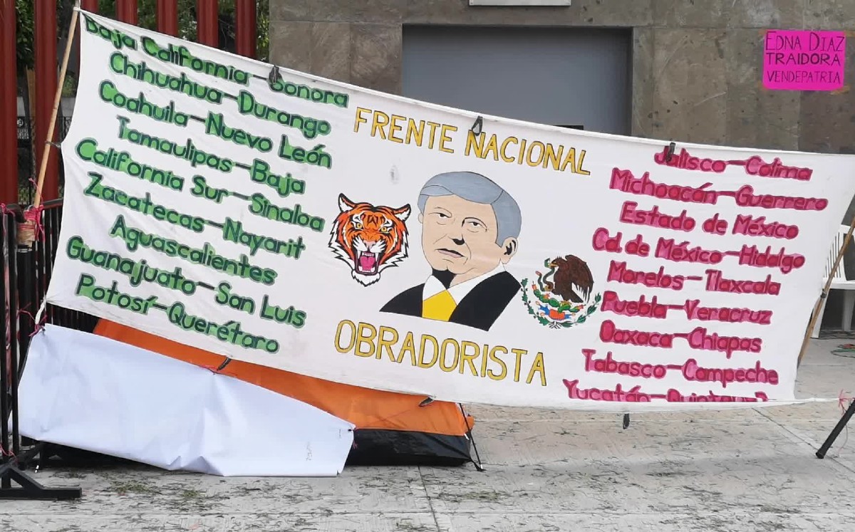 Los manifestantes llegaron a la Cámara de Diputados y se instalaron a un lado de la puerta uno. | Fernando Damián