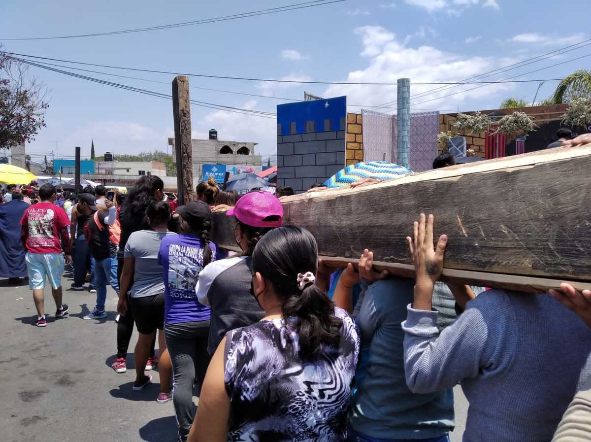 Mujeres cargan la cruz y siguen al Nazareno en Tehuacán | Especial