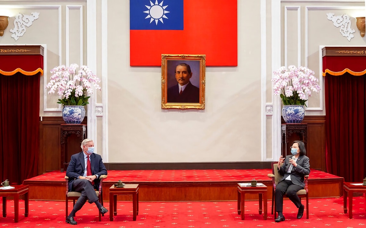 El senador republicano Lindsey Graham escucha a la presidenta de Taiwán, Tsai Ing-wen | AP