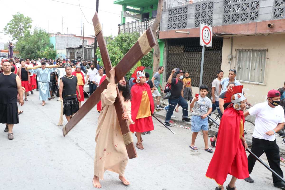 El viacrucis se realizó en calles de la colonia Garza Nieto. Foto: Raúl Palacios.