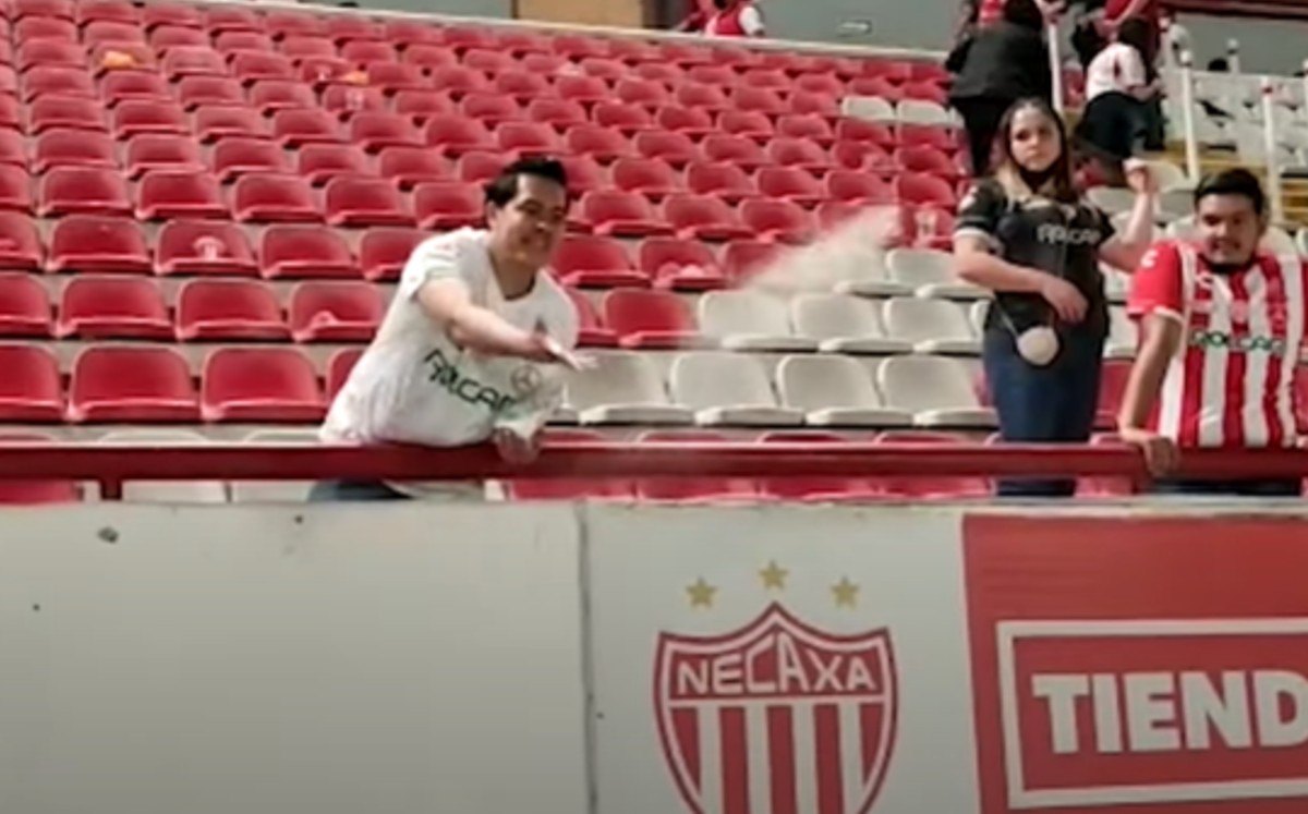 Aficionado de Necaxa deja cenizas de su padre en el Estadio Victoria (Especial)