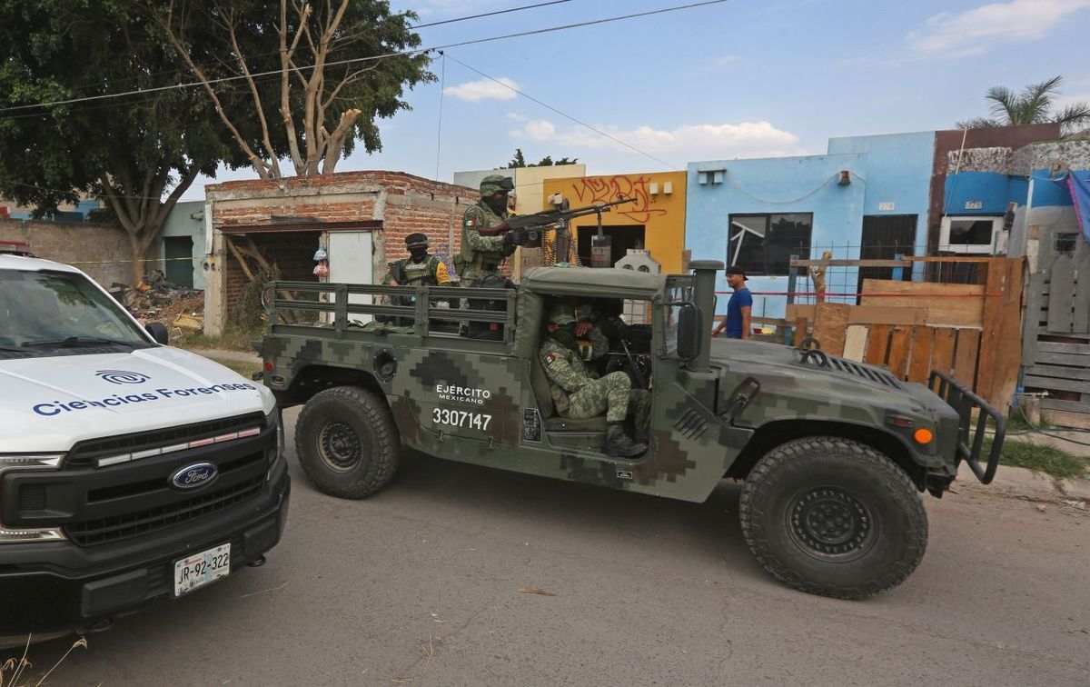 Ejército custodia zona de búsqueda de desparecidos en Tlajomulco. (Foto: Cuartoscuro)