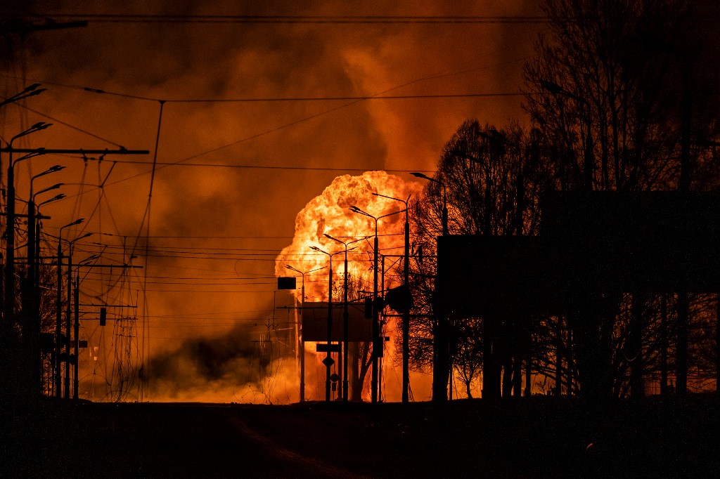 Una estación de gas arde después de los ataques rusos en la ciudad de Kharkiv el 30 de marzo de 2022. (Foto: AFP)