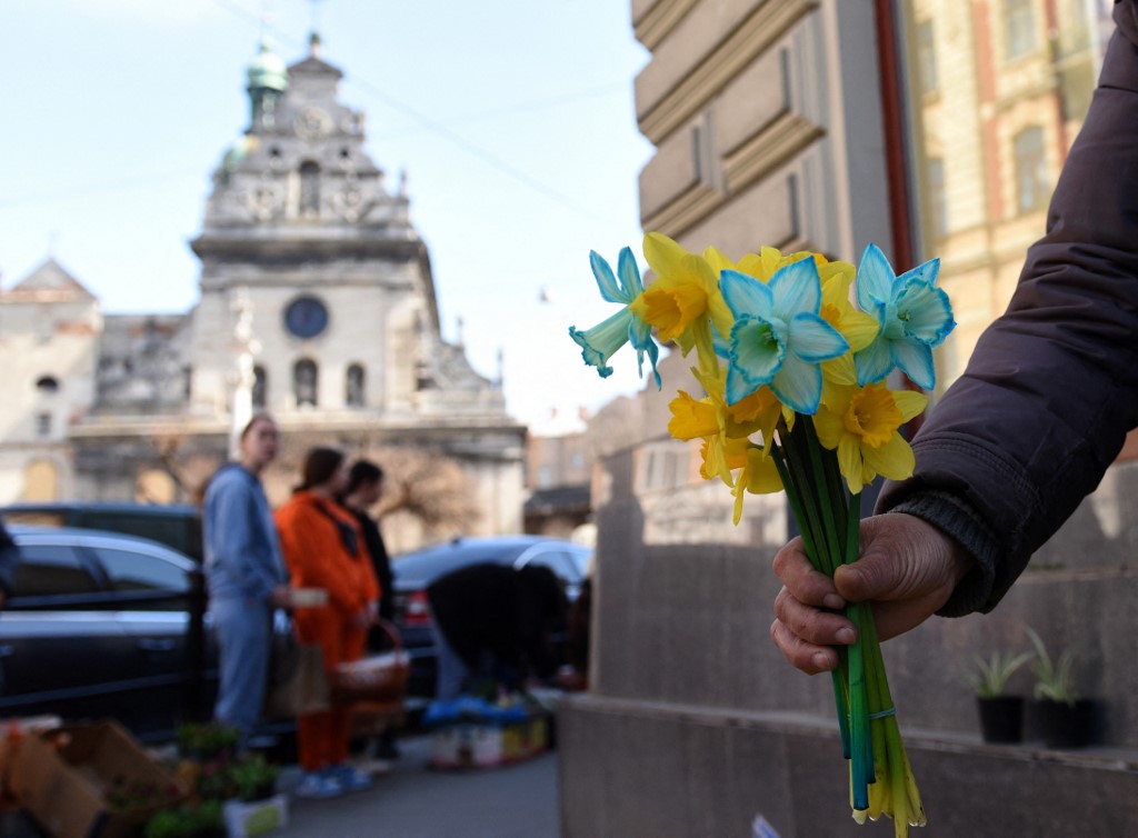 Las flores se han tornado como un elemento patriótico dentro de la guerra en Ucrania. (AFP)