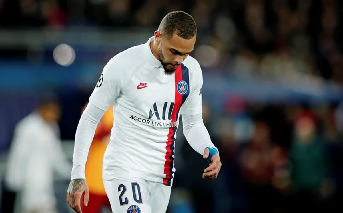 Kurzawa, jugador del PSG, llega tarde al entrenamiento en su Ferrari y nadie le abre (Reuters)