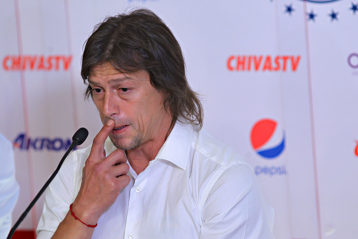 Matías Almeyda em su salida de Chivas (Imago7)