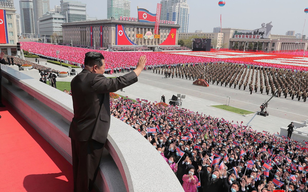 Los medios estatales mostraron a Kim saludando desde un balcón sobre la Plaza Kim Il Sung. | AP