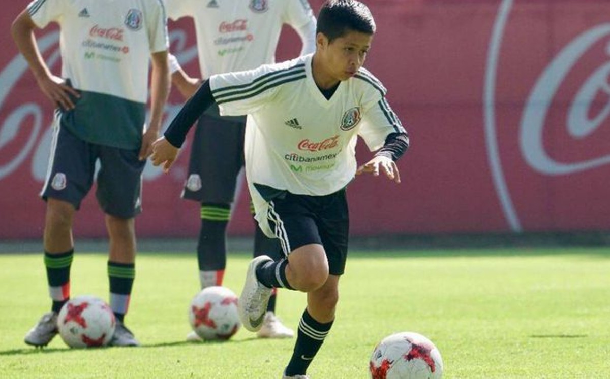 Mexicano de 16 años 'la rompe' en partido contra Manchester United y se vuelve viral