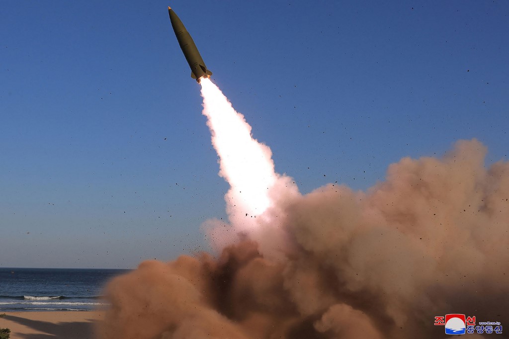 La prueba se realizó el sábado y contó con la presencia del líder Kim Jong-un. (AFP)