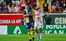 El tierno gesto de Sambueza con Heriberto Jurado tras expulsión del juvenil (Imago 7)