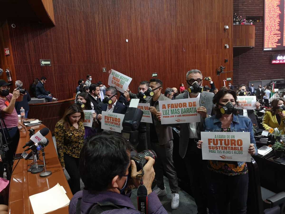 Los diputados de Movimiento Ciudadano protestando contra la Reforma Eléctrica. (Fernando Damián)