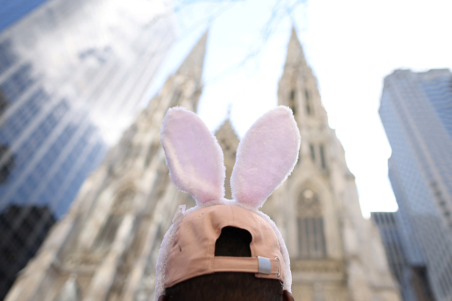 East 51st Street y la Quinta Avenida se transforman en una pasarela de moda y una búsqueda de sombreros. |Reuters