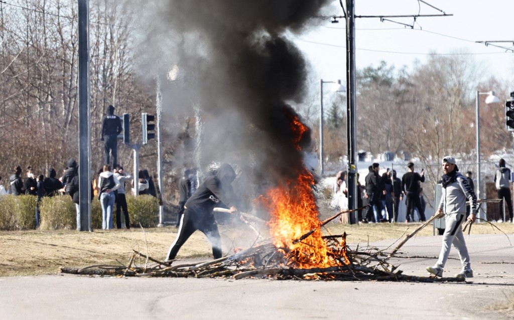 Enfrentamientos violentos se registraron el domingo en Norrköping, entre las fuerzas del orden y manifestantes. (AFP)