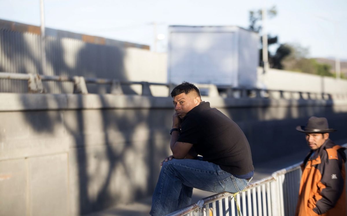Fotografía de archivo de migrantes mirando el muro fronterizo con la esperanza de pasar al otro lado|  Andrés Lobato