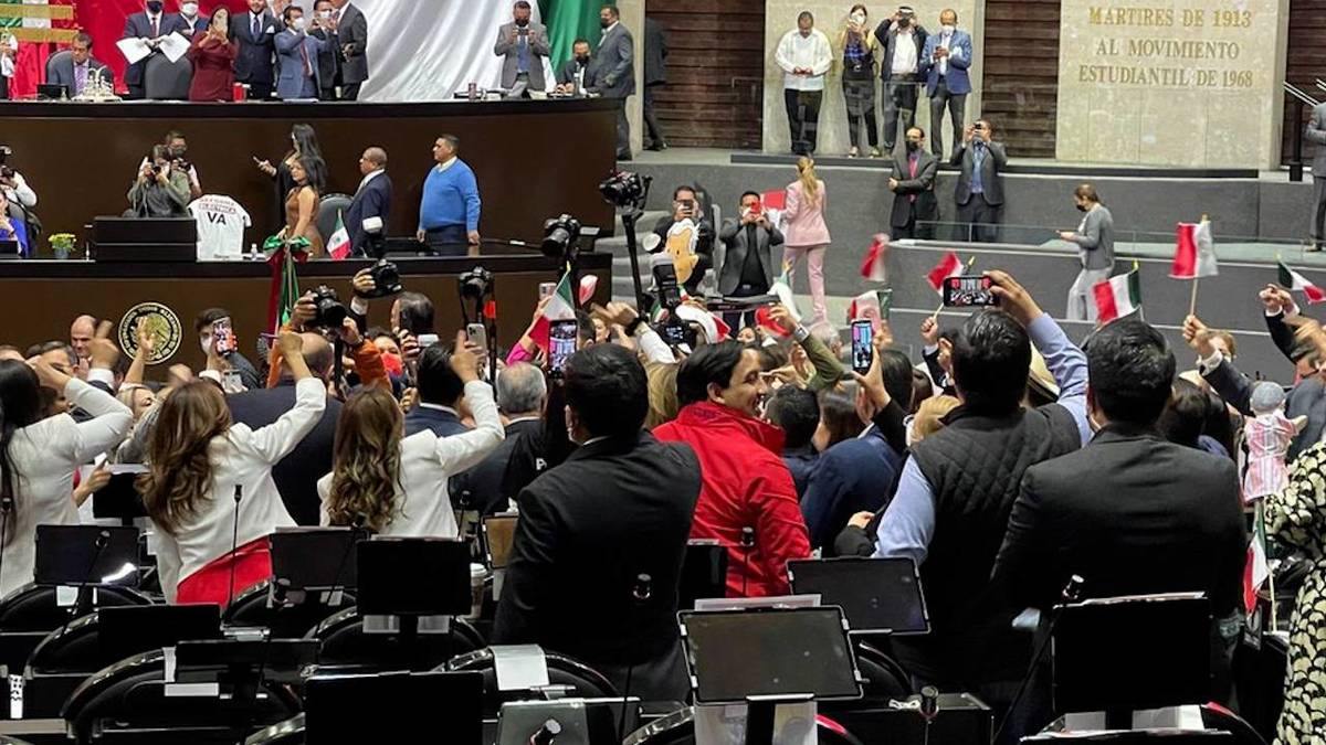 Entre gritos, inicia sesión para discutir reforma eléctrica