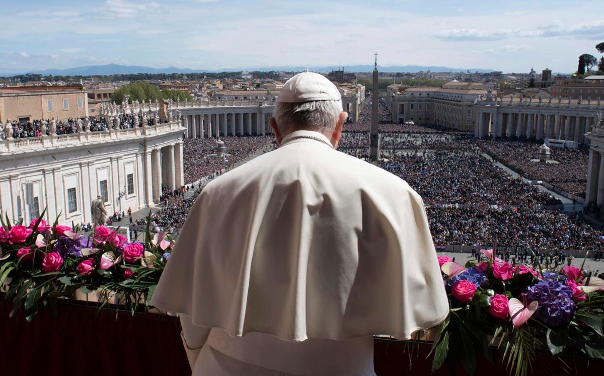 Papa Francisco en el balcón central de la Plaza de San Pedro | EFE