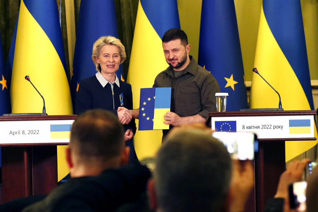 Ursula von der Leyen, presidenta del Consejo Europeo, junto al presidente de Ucrania, Volodimir Zelenski. (AP)