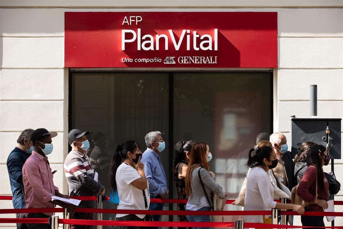 Las AFP son quienes administras las pensiones de millones de chilenos. (EFE)