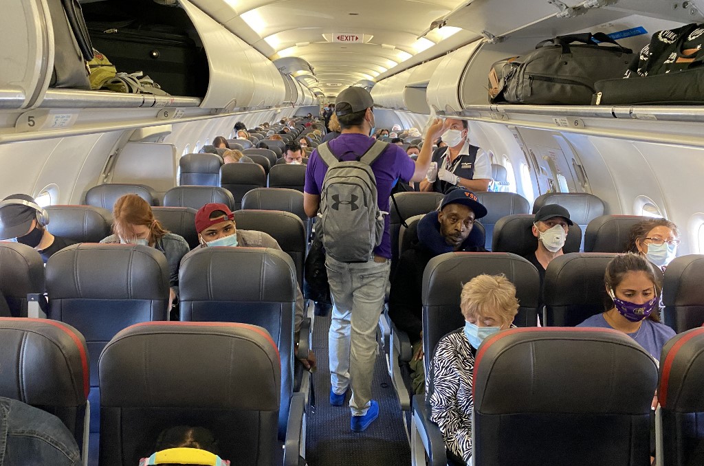 Los CDC quitaron varias restricciones de viaje a varios países. (AP)