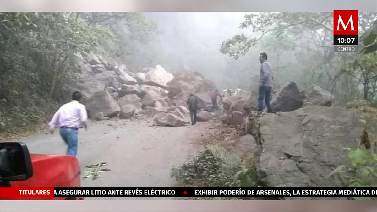 Derrumbe en carretera Tlanchinol-Hueyapa deja vía completamente