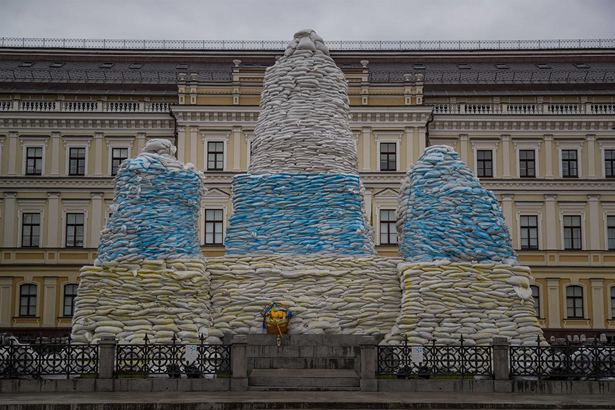 La escultura de la ex gobernante Santa Olga fue cubierta con sacos de arena tras un posible ataque. |EFE