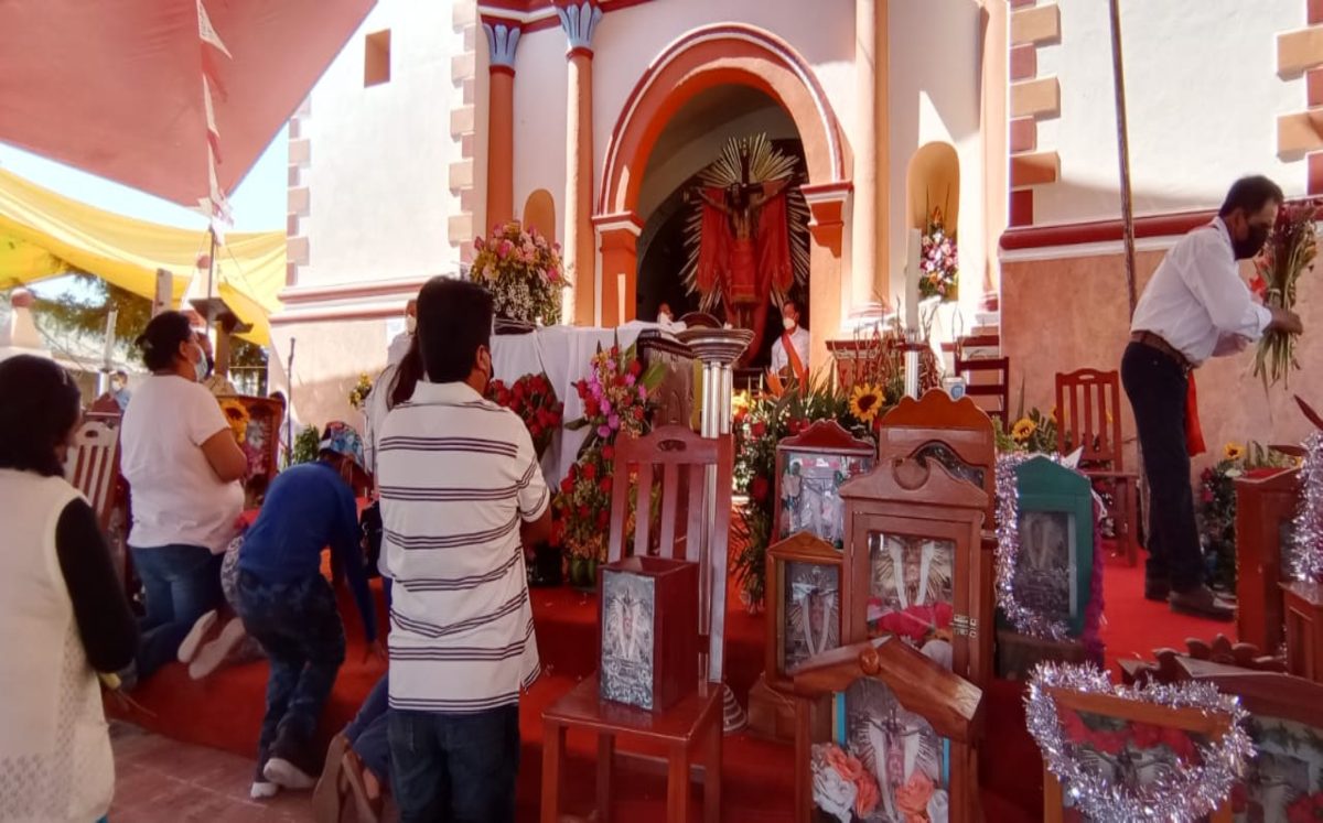 Feligreses orán frente a la imagen del Señor de Las Misericordias en Caltepec | Especial
