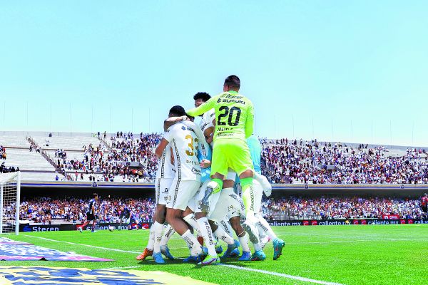 Los jugadores de Pumas celebran un gol de Washington Corozo. MEXSPORT